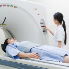 病院でMRI検査を受診する写真